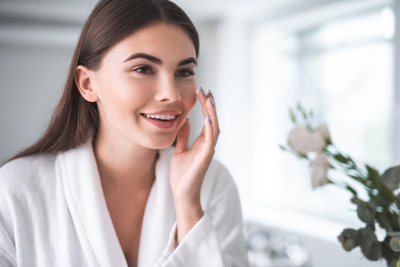 Facelift (Rhytidectomy) The Everett Clinic Dr. Marc Everett Dr. Ruya Zhao